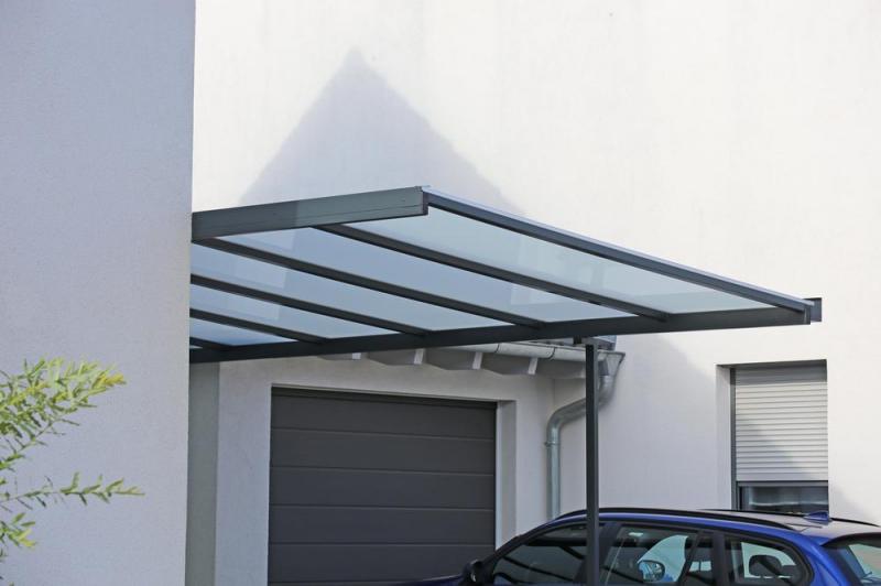 Un carport en aluminium prot&egrave;ge efficacement votre v&eacute;hicule tout en s'int&eacute;grant &agrave; la fa&ccedil;ade